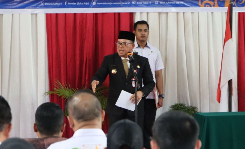 Lantik Kades Sukaraja, Pj Bupati PPU Tekankan Pentingnya Kemandirian Desa dan Pelayanan Masyarakat