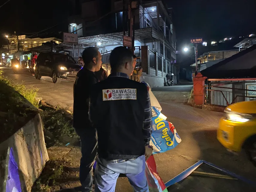 Satpol PP-Bawaslu Samarinda Gelar Operasi Masif Penertiban Spanduk Caleg Selama Masa Tenang