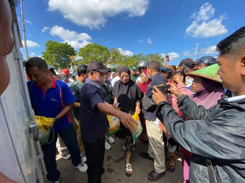 Ratusan Warga Samarinda Serbu Operasi Pasar Beras Murah, Antrean Mengular!