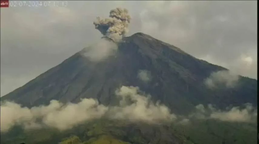 Status Siaga! Gunung Semeru Erupsi 3 Kali, Letusan Capai 1 Km