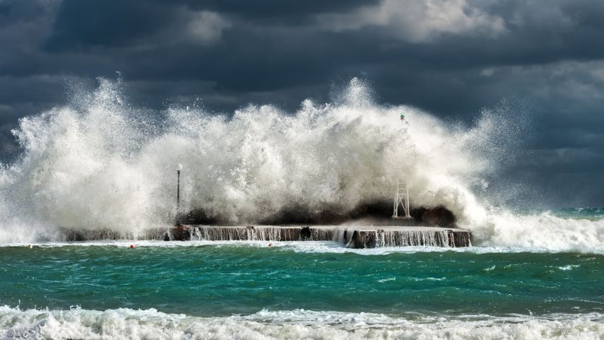 Peringatan BMKG: Pasang Laut 2,7 Meter Ancam Pesisir Kaltim, Waspada!