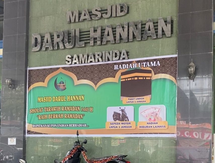 Salat Tarawih di Masjid Darul Hannan Samarinda, Berkesempatan Dapat Paket Umroh dan Sepeda Motor