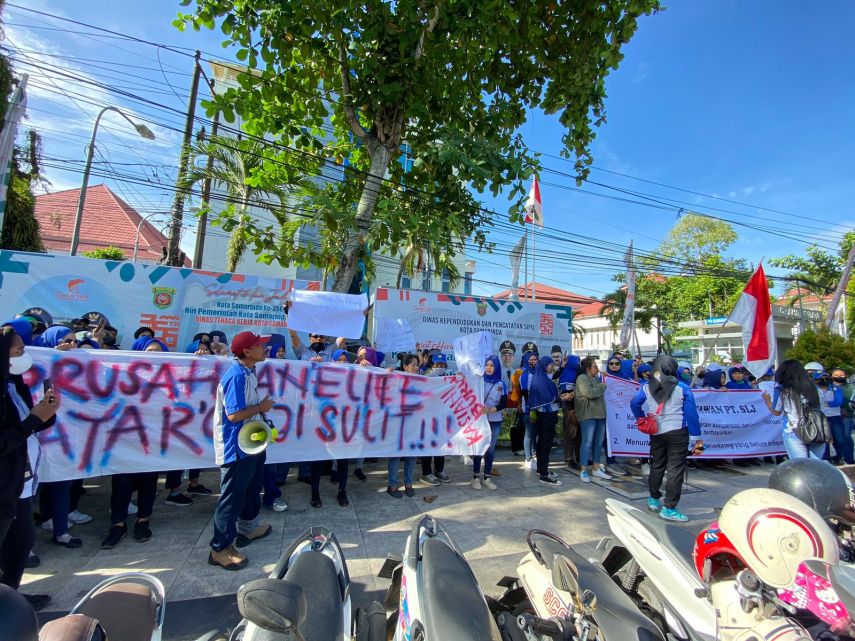 Puluhan Karyawan PT SLJ Global TbK Unjuk Rasa di Disnaker Samarinda, Tuntut Gaji dan Kompensasi yang Belum Dibayar