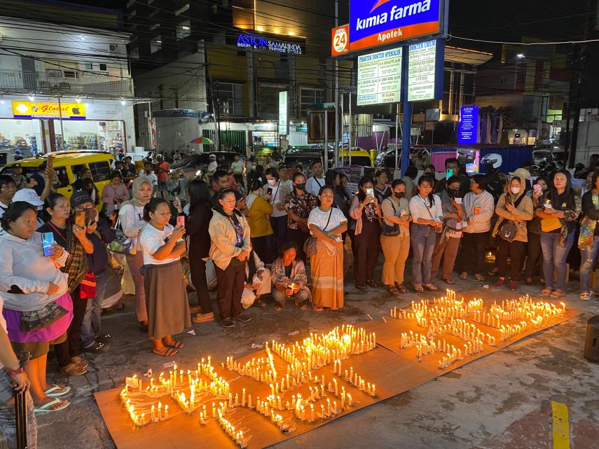 Keluarga Korban Lakukan Aksi Damai Nyalakan 1.000 Lilin di Depan Apotek Kimia Farma Samarinda