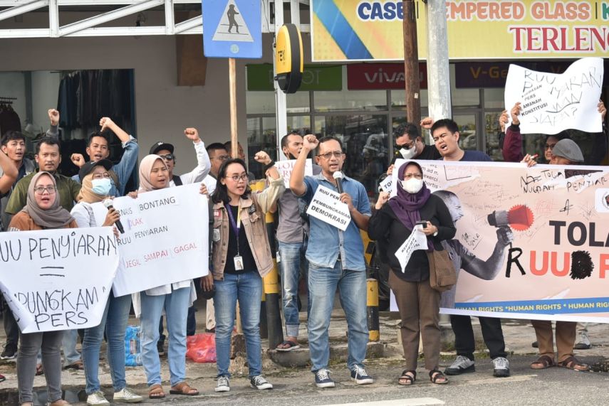 Aksi Tolak Revisi UU Penyiaran, Gabungan Jurnalis dan Pegiat Media Sosial di Bontang Dijaga Puluhan Anggota Kepolisian