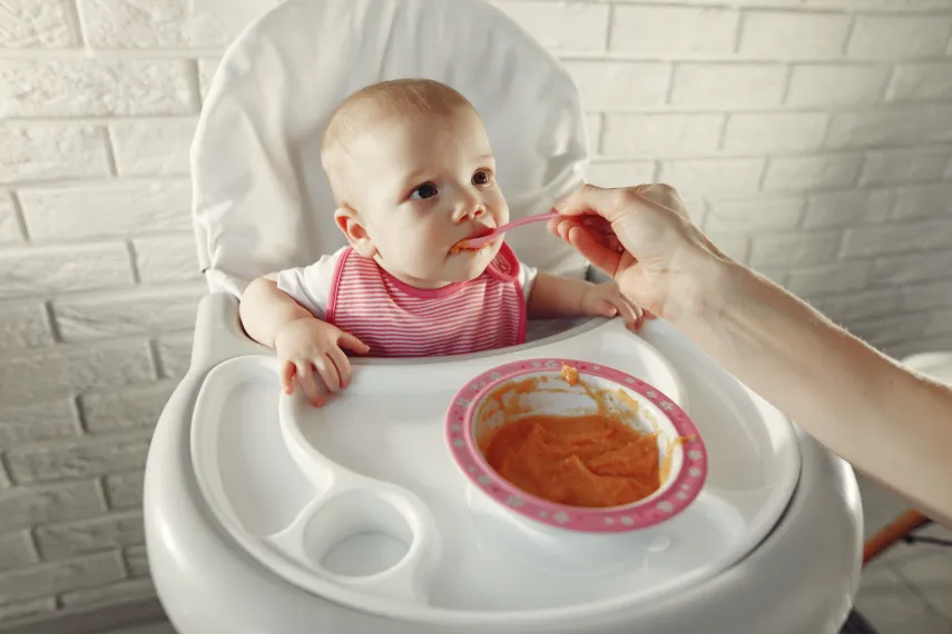 Viral! Baru Usia 10 Hari Sudah Diberi Bubur, Ini 3 Bahaya Memberi Makanan yang Tidak Sesuai Umur Bayi