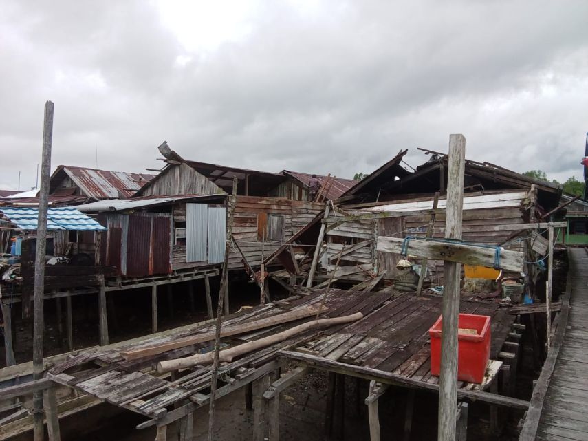 Enam Rumah Porak Poranda Dihantam Puting Beliung di Pisang Pisangan Berau