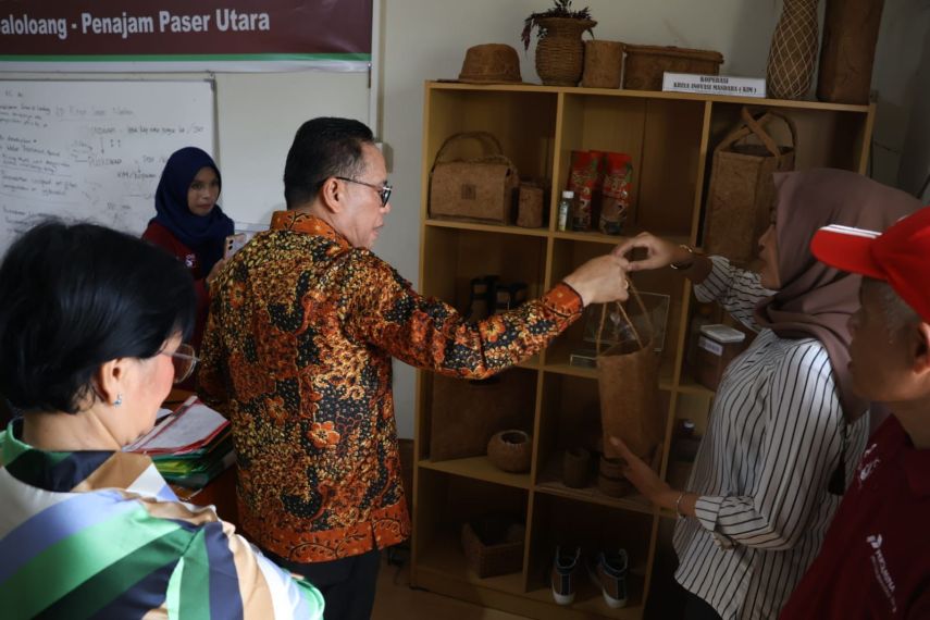 Pj Bupati PPU Tinjau Sentra Pengelolaan Sabut Kelapa di Saloloang