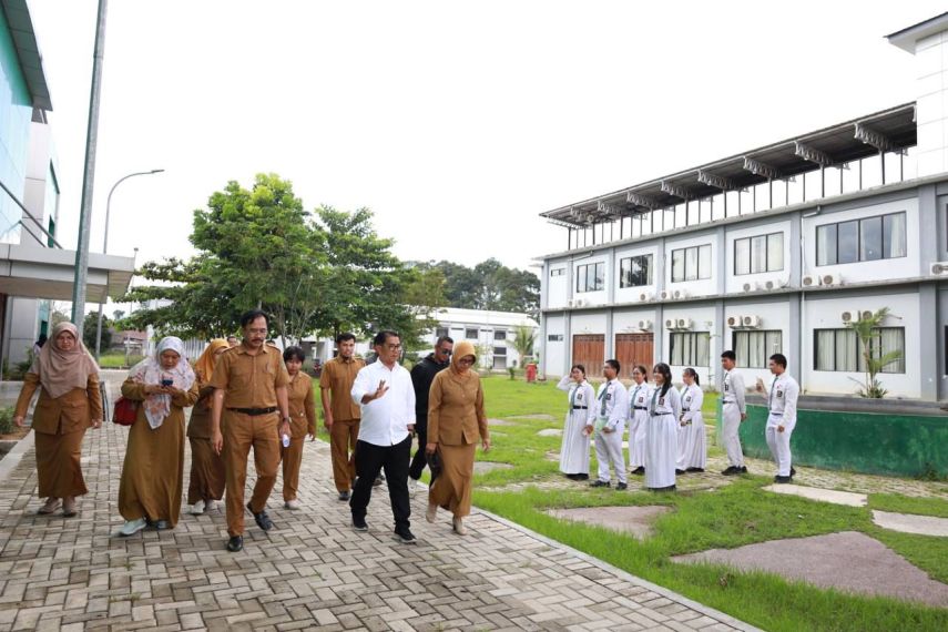 Sidak ke SMA 10 Samarinda, Pj Gubernur Akmal Malik: Kalau Mau Kejar Profit, Dagang di Pasar!