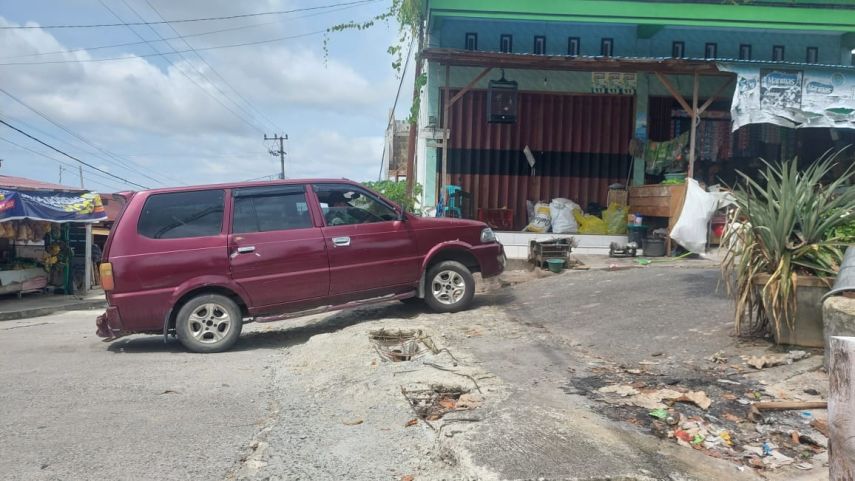 Warga Keluhkan Jalan di Dekat Eks Pasar Citra Mas Lok Tuan Dibiarkan Rusak Berbulan-bulan