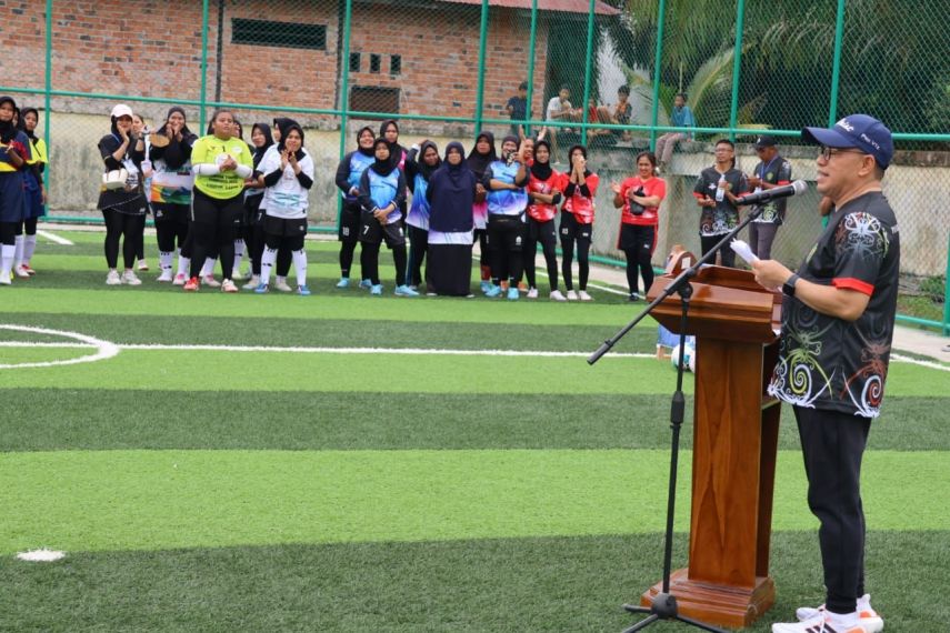 Pj Bupati PPU Resmi Buka Turnamen Futsal Fun Galanita di Desa Sesulu