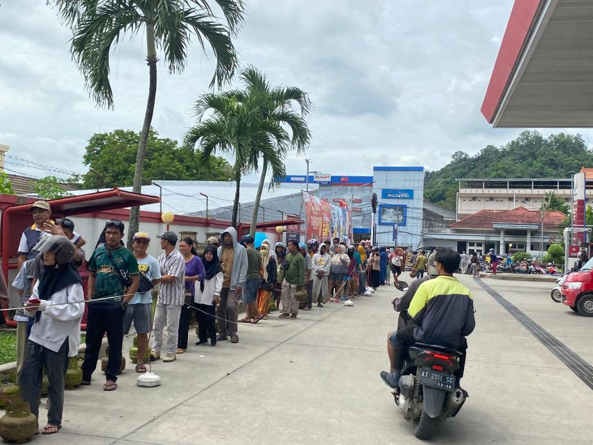 Gas LPG 3 Kg Langka, Warga Samarinda Terpaksa Pakai Kayu Bakar