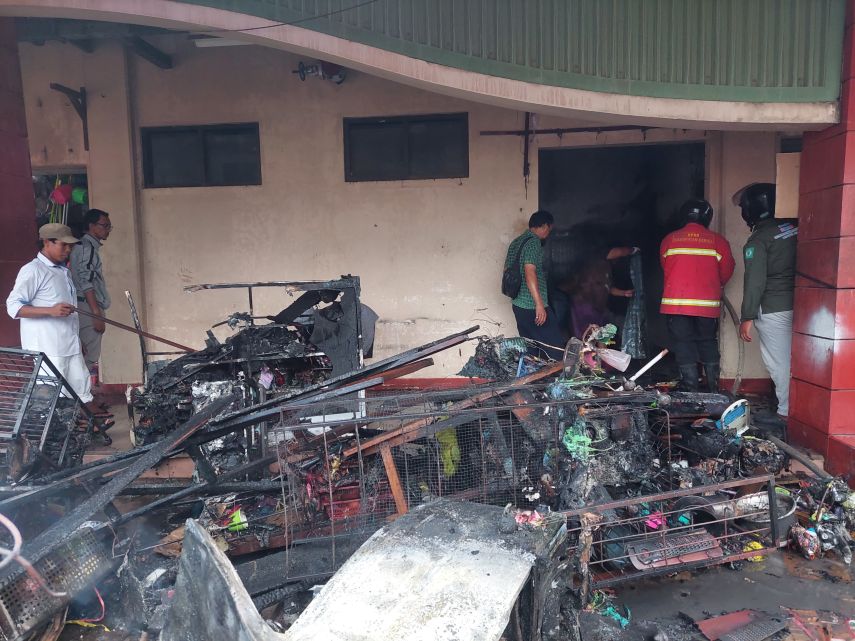 Satu Ruko Pedagang di Pasar Sanggam Adji Dilayas Berau Ludes Terbakar