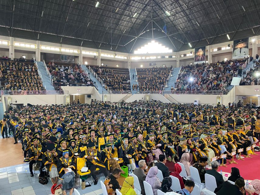 Unmul Luluskan 1.600 Mahasiswa dalam Wisuda Gelombang II 2024, Rektor Pesan untuk Terus Belajar