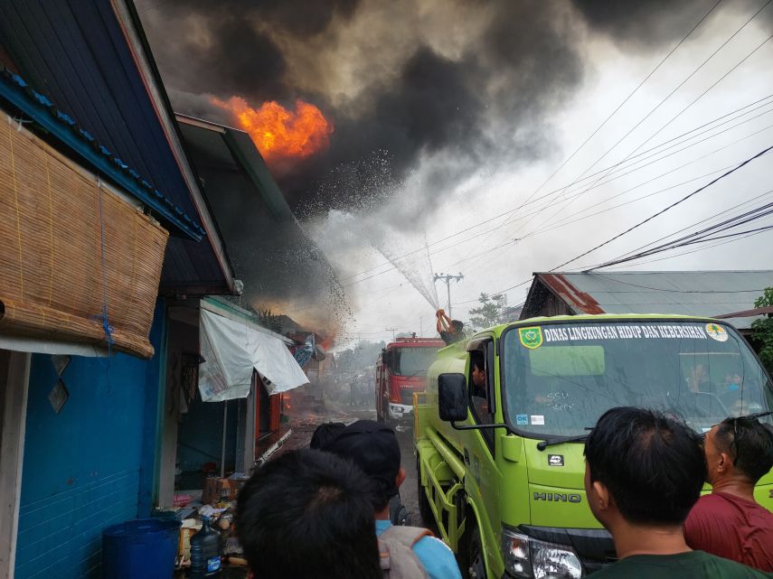 Kebakaran Hanguskan 7 Bangunan di Pemukiman Padat Jalan Manunggal Berau, Kerugian Capai Ratusan Juta Rupiah