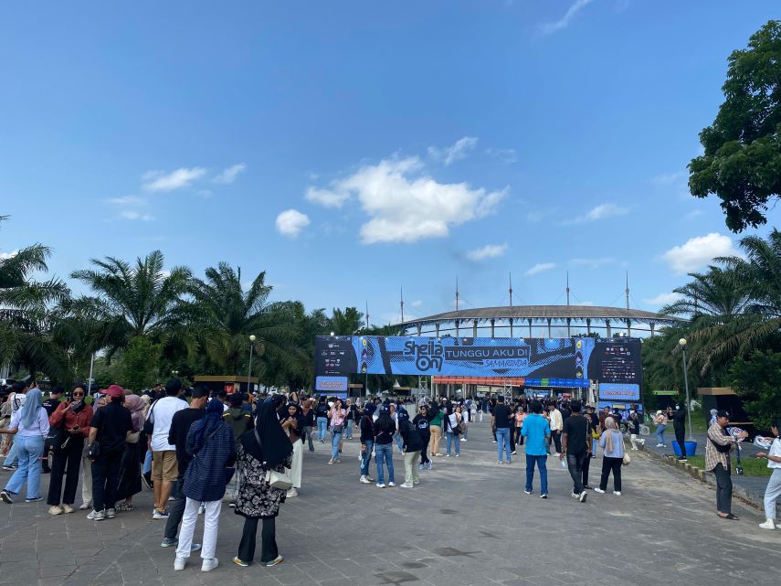 Ribuan Warga Kaltim Mulai Padati Pintu Gate Konser Sheila On 7 di Stadion Palaran Samarinda