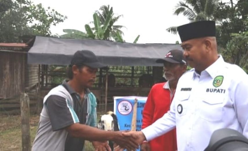 Bupati Kukar Serahkan 150 Kambing untuk Kelompok Ternak Desa Mulawarman