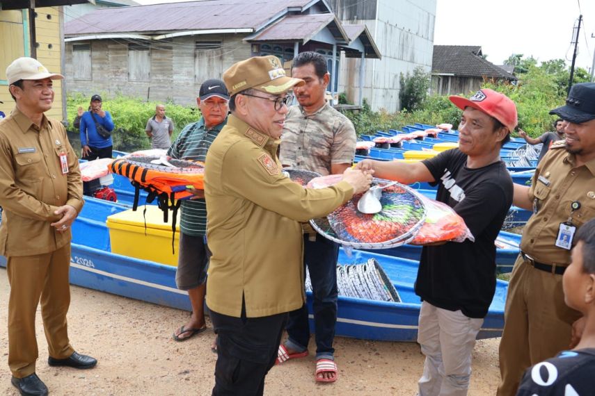 Serahkan Bantuan Kapal, Makmur Marbun Berharap Hasil Tangkapan Nelayan Babulu Laut Berlimpah