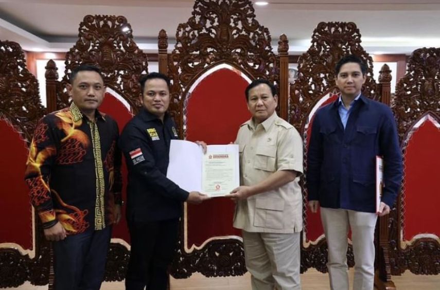 Prabowo Subianto Serahkan Langsung SK Dukungan ke Bacalon Pilgub Kaltim Rudy Mas'ud-Seno Aji
