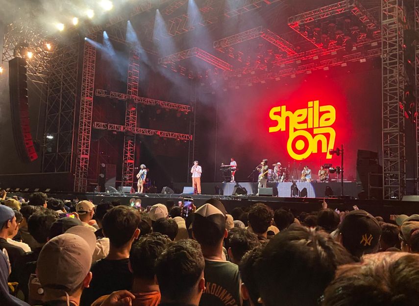 Pecah! Nostalgia Bareng Sheila On 7 di Tur Konser 'Tunggu Aku Di' Samarinda