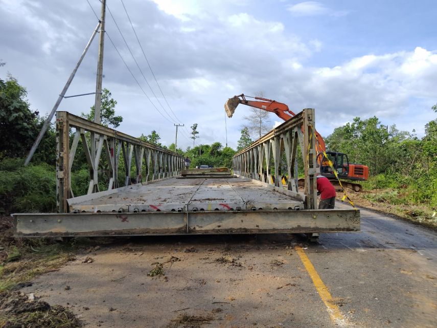 Jalan Ambles di Tanjung Batu, Ditangani Sementara dengan Jembatan Bailey