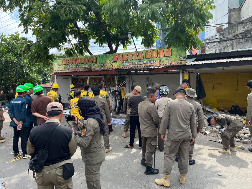 Tim Gabungan TNI-Polri dan Satpol PP Lakukan Penertiban PKL Liar di Depan Pasar Baqa