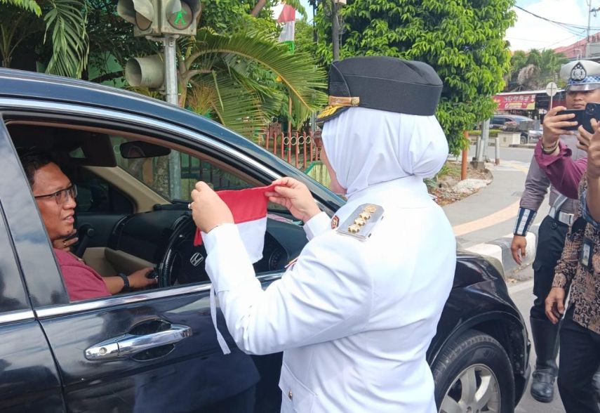 Rangkaian HUT ke-79 RI, Pemkab Berau Bagi-Bagi Bendera hingga Ziarah Makam Pahlawan