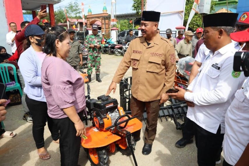 Pemkab Kukar Kembali Salurkan Bantuan Pertanian dan Peternakan di Sejumlah Desa