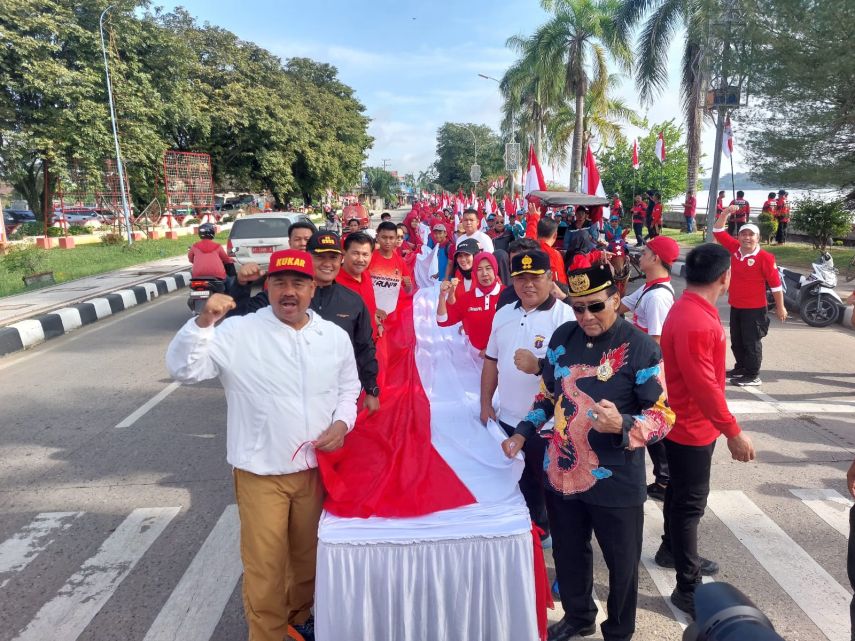 Bendera Merah Putih Sepanjang 250 Meter Dibentangkan di Kukar