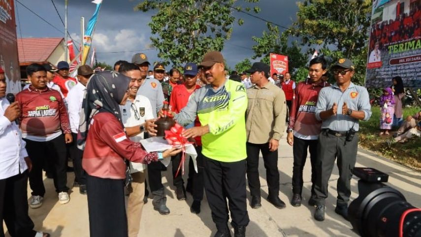 Bupati Kukar Resmikan Jalan Penghubung antar Kecamatan di Desa Rapak Lambur 