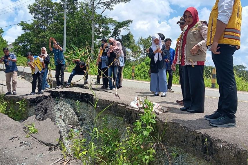 Tinjau Lokasi Jalan Amblas KM 21 Berau-Bulungan, Bupati Berau Pastikan Perbaikan Segera Dilakukan