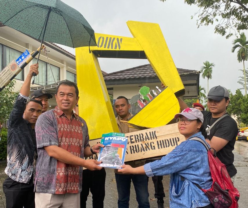 Suarakan Hak Masyarakat Sipil, JATAM Kaltim Lakukan Aksi Damai di Depan Kantor Otorita IKN