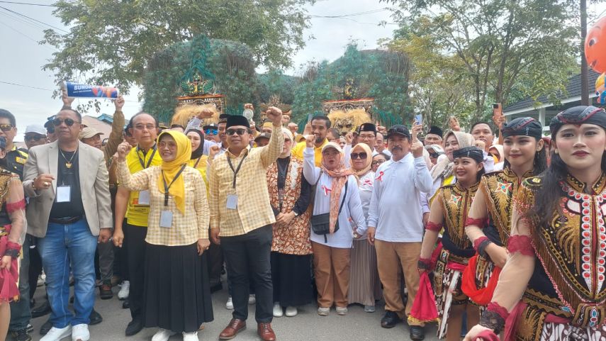 Daftar Pilwalkot, Neni-Agus Tiba di KPU Bontang Kompak Kenakan Kemeja Kotak-Kotak Kuning Putih