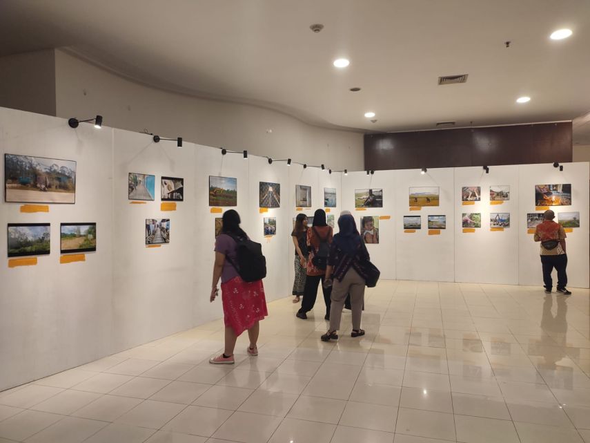 Melihat Pameran Foto HUT ke-30 AJI