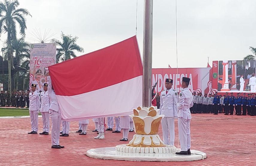 Meski Dilanda Hujan, Bendera Merah Putih Sukses Berkibar di Kutai Kartanegara