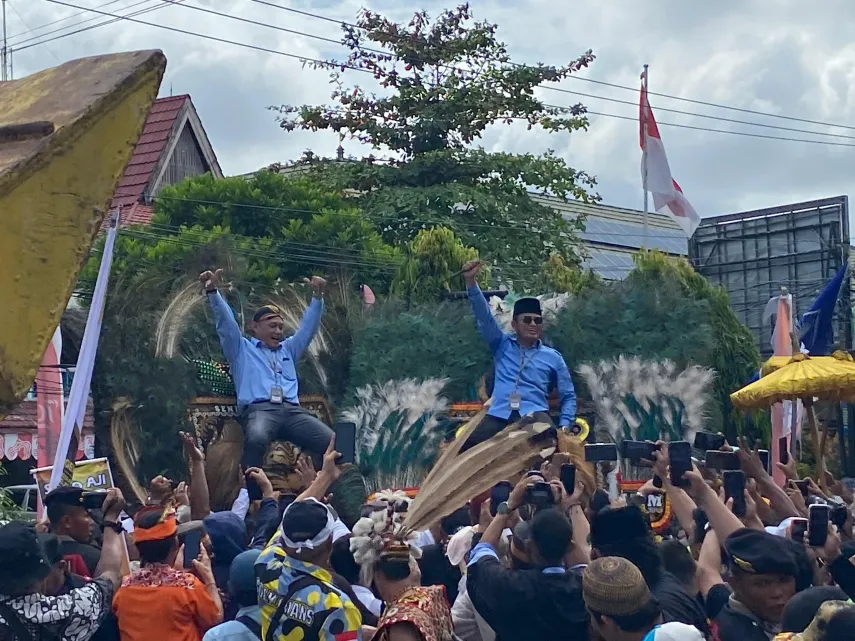 Rudy Masud dan Seno Aji Resmi Daftar ke KPU Kaltim, Diantar dengan Konvoi Angkot dan Ribuan Pendukung