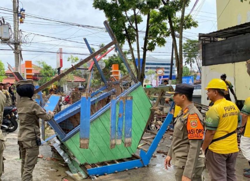 Berdiri Belasan Tahun, Satpol PP Bongkar Bangunan Liar di Atas Parit Jalan Elang Samarinda