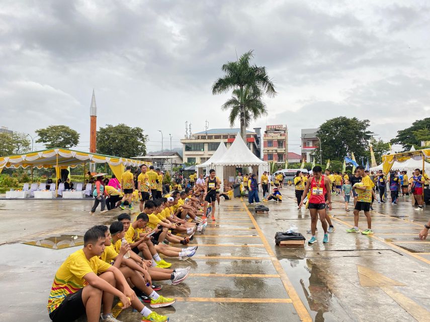 Sempat Diguyur Hujan, Ribuan Peserta Mahakam Run 2024 Tetap Antusias Capai Garis Finish