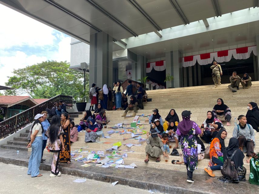 Geruduk Pemkot Samarinda, Puluhan Emak-Emak Layangkan Aksi Protes Praktik Jual-Beli Buku di Sekolah 