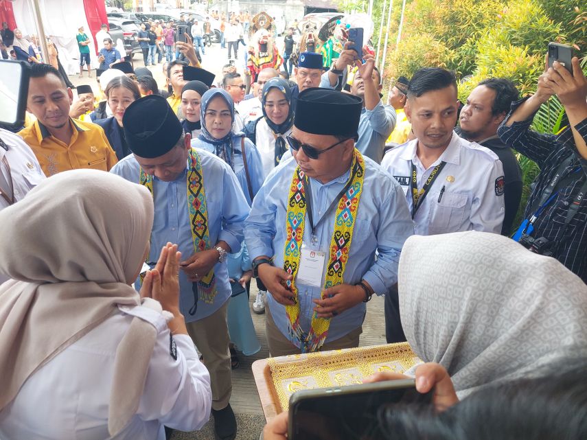 Madri Pani-Agus Wahyudi Mendaftar ke KPU Berau, Diusung Enam Parpol