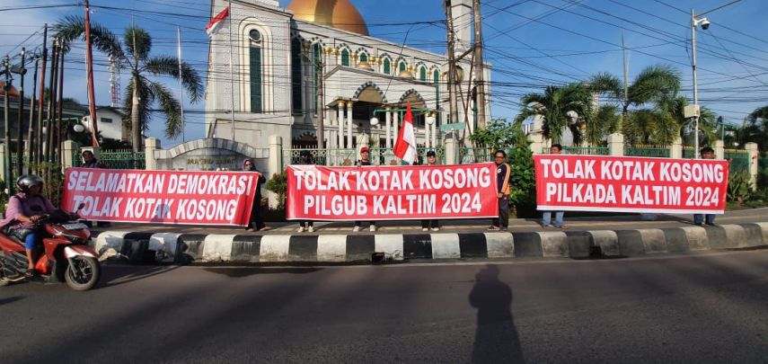 SOMASI Kaltim Bentangkan Spanduk Tolak Kotak Kosong Pilgub di Kawasan Simpang Lembuswana