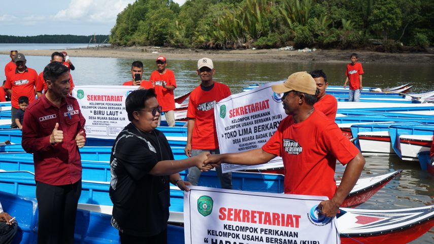 Pemkab Kukar Serahkan Bantuan untuk Nelayan: 80 Mesin Diesel dan 42 Perahu Fiber