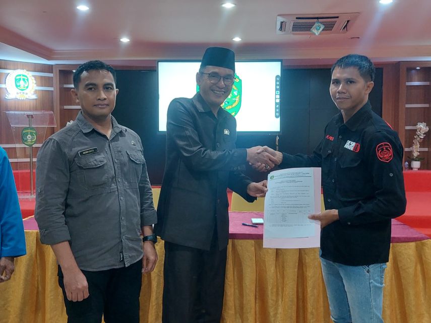 Wakil Ketua DPRD Kukar Salurkan Puluhan Papan Interaktif untuk Desa