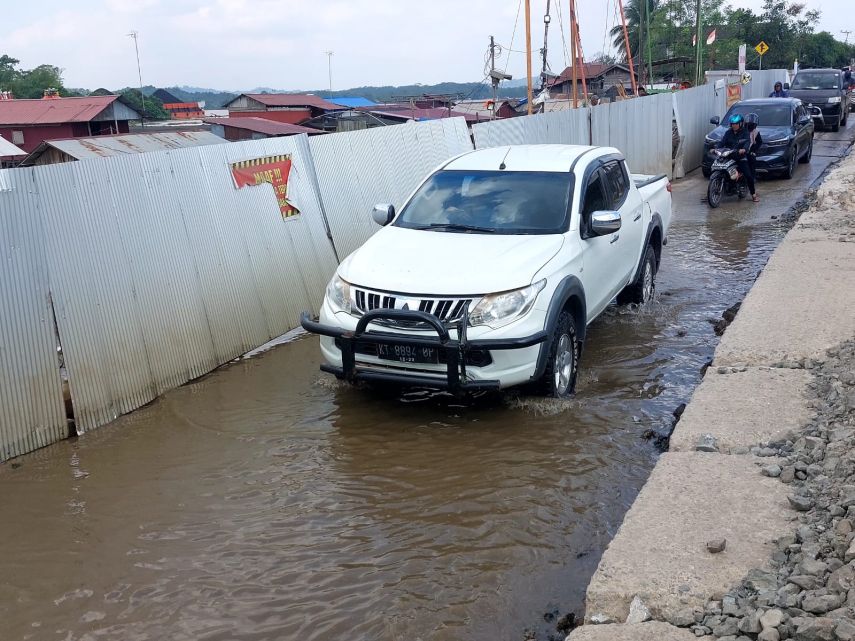 Pernah Amblas, Kini Separuh Badan Jalan di Dusun Margasari Jembayan Alami Penurunan Sekitar 1 Meter