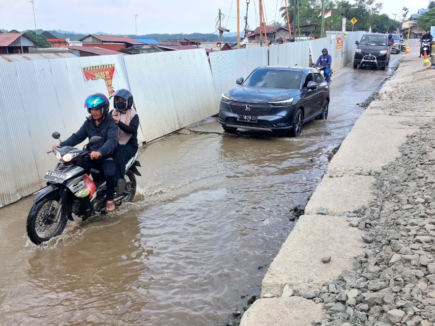 Anggota DPRD Kukar Ahmad Yani: Penurunan Jalan di Desa Jembayan akibat Kesalahan Prosedur Perbaikan