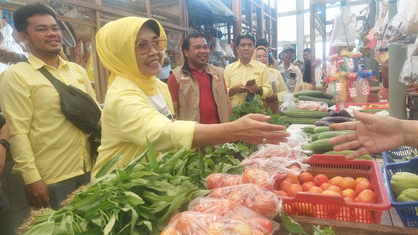 Neni-Agus Sambangi Pasar Taman Citra Mas Lok Tuan, Disambut Riuh Pedagang