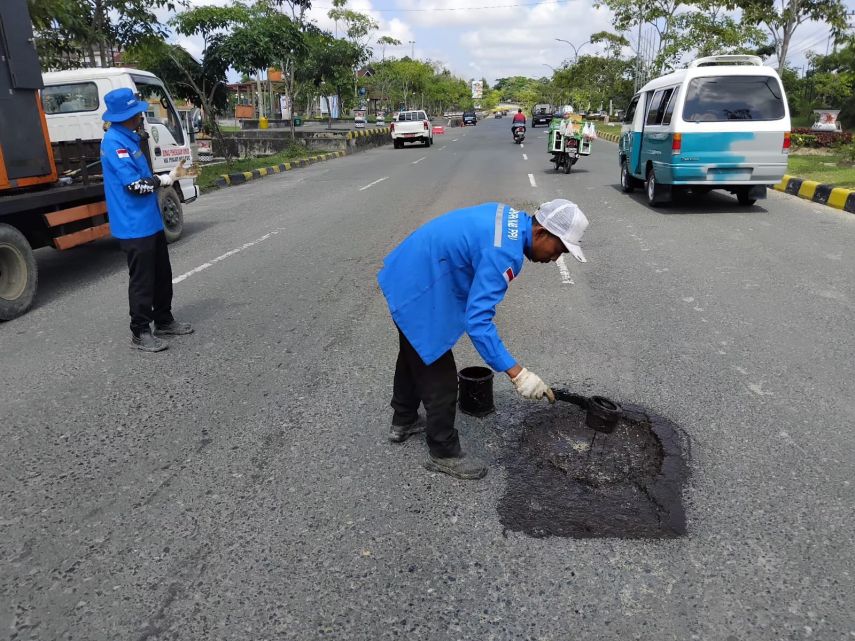 PUPR PPU Turun Tangan, Tutup Jalan Berlubang Demi Keselamatan Warga