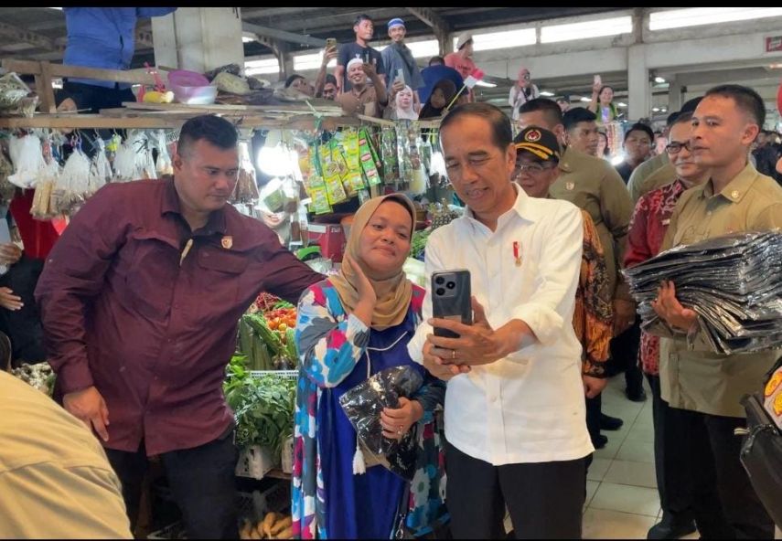 Presiden Jokowi Berkunjung ke Pasar Sanggam Adji Dilayas Berau, Disambut Antusias Masyarakat