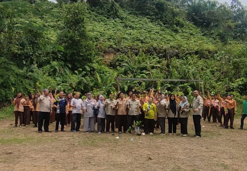 Reboisasi di SMP Negeri 42 Samarinda: Kolaborasi dengan FMIPA Unmul untuk Lingkungan Lebih Hijau