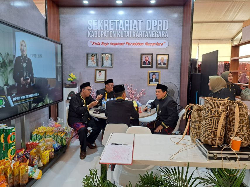 Sekretariat DPRD Kukar Dirikan Stand di Expo Erau Adat Kutai, Sarana Informasi Kegiatan Dewan